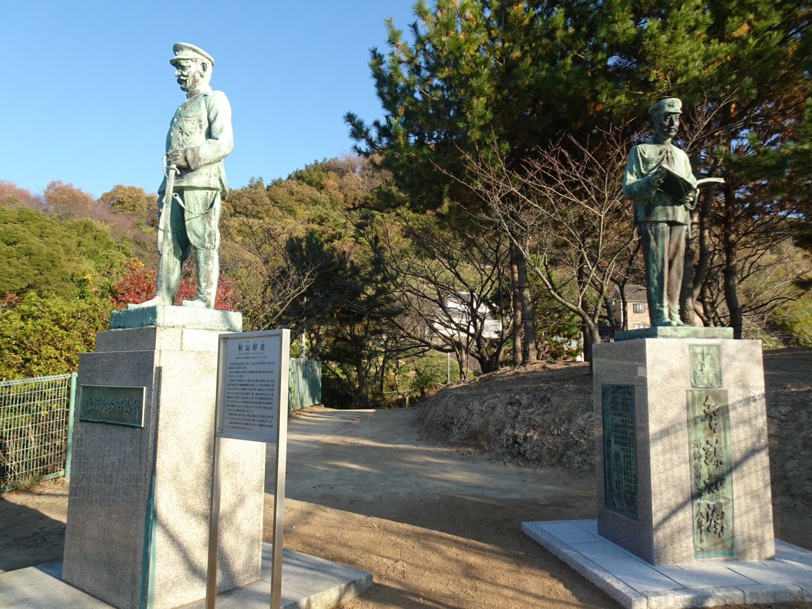 梅津寺駅から徒歩3分のところにある見晴山では、秋山好古・真之の兄弟銅像が見られる。写真提供：伊予鉄グループ