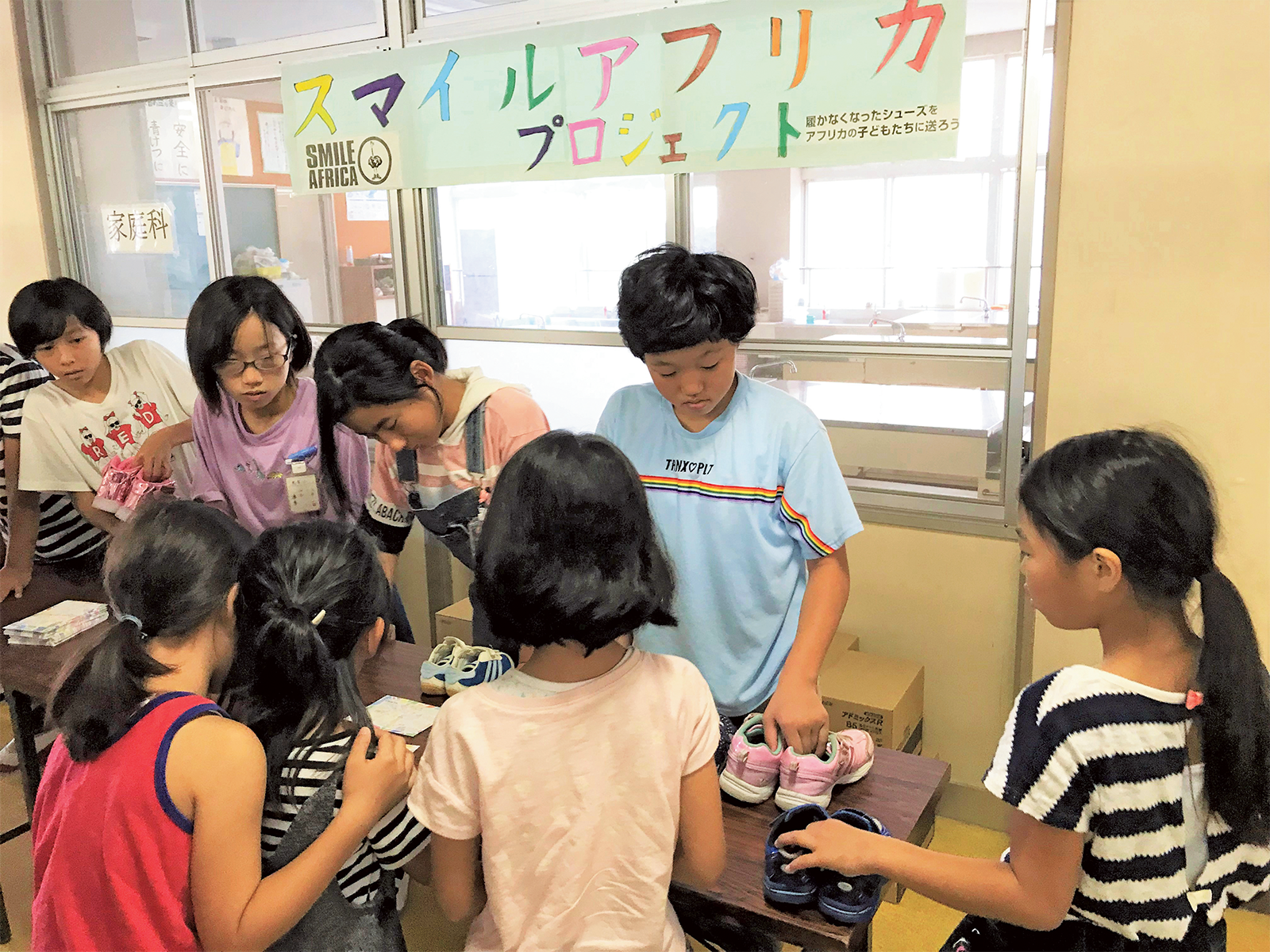 熊本市立黒髪小学校で行われたシューズ回収活動。児童数358人の学校で、外国籍の児童も多く、多様な国の児童同士、仲良く学んでいるという。環境教育にも力を入れている。