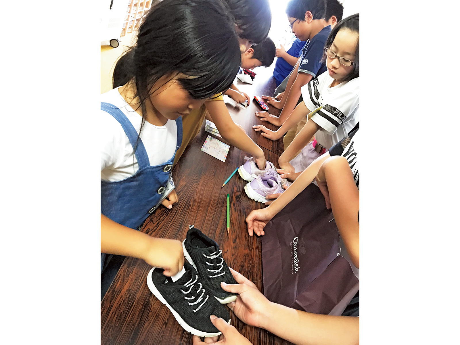 熊本市立黒髪小学校で行われたシューズ回収活動。児童数358人の学校で、外国籍の児童も多く、多様な国の児童同士、仲良く学んでいるという。環境教育にも力を入れている。
