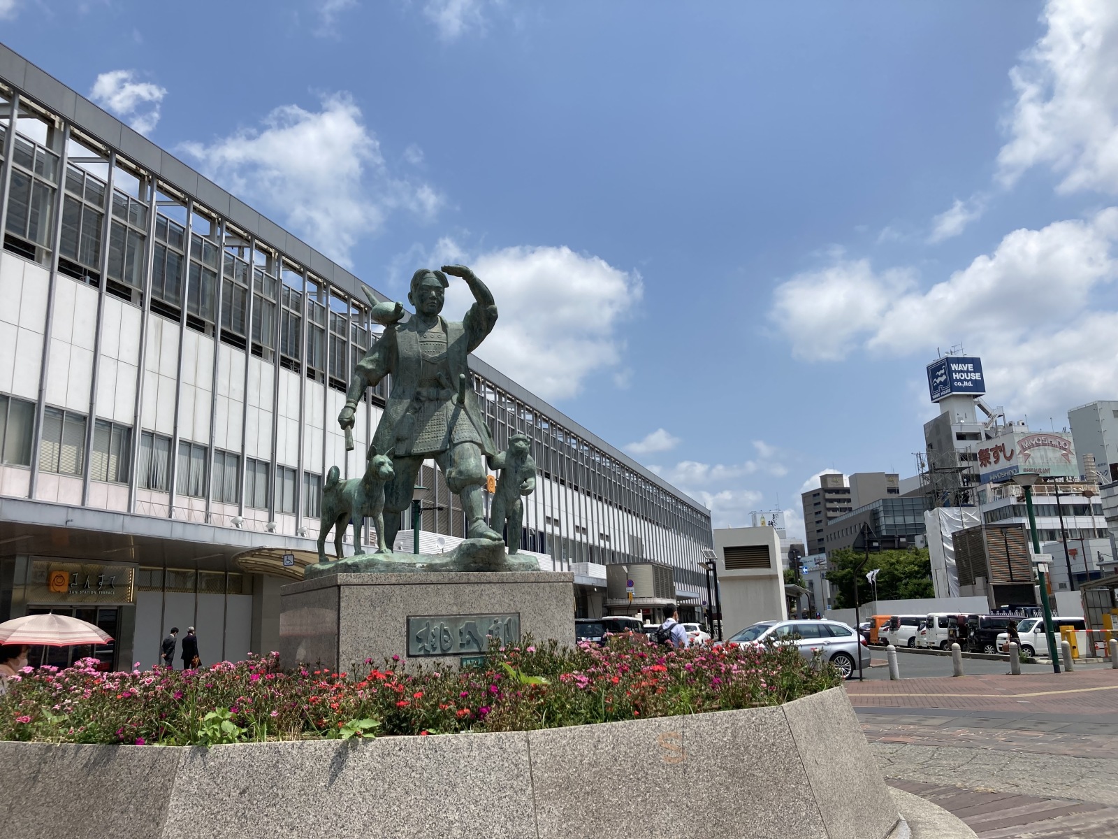 岡山駅前桃太郎像