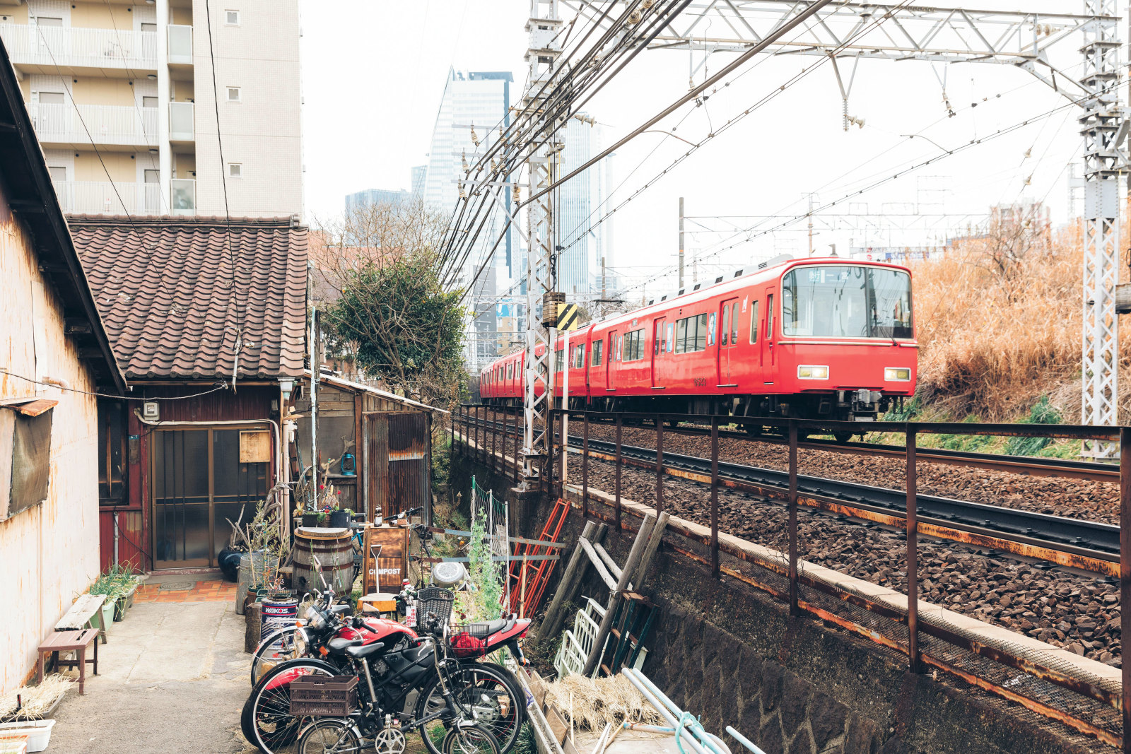 東海道線・名鉄名古屋本線の線路沿いに位置する「LongRoof」。