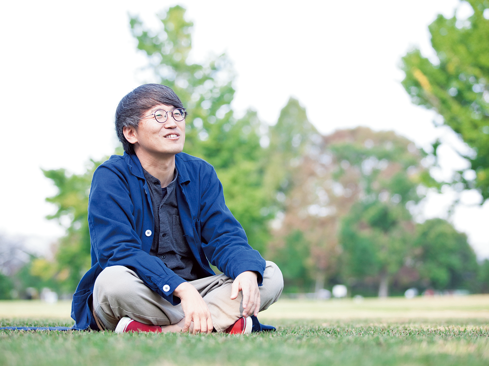 「学びの森」でくつろぐ長縄さん。