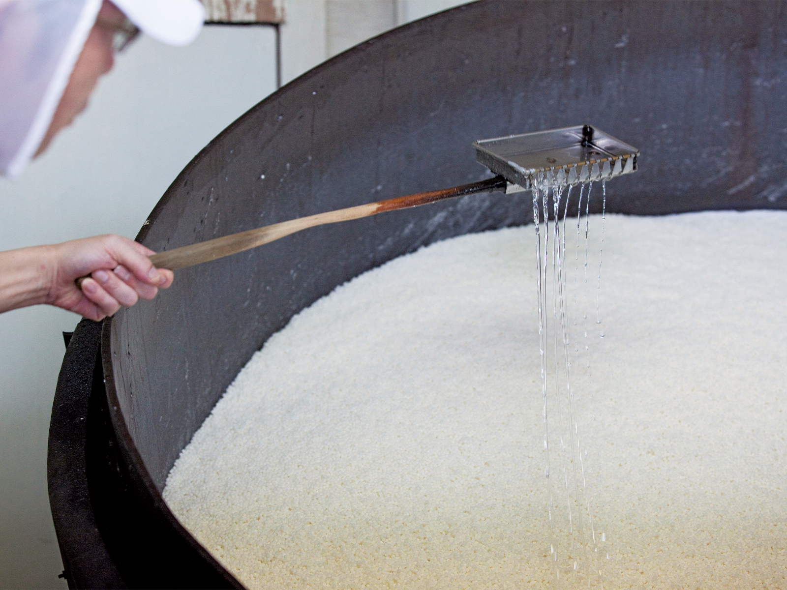 金平糖はザラメに砂糖蜜をかけて大きくしていくが、ゆか里は小粒のあられに砂糖蜜をかけてつくる。最初の蜜をくっつかないようにかけるのが肝心。