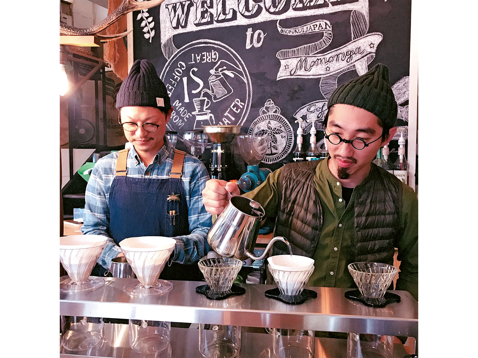 リノベ予定の空き家のお隣『モモンガコーヒー』で微・店長になるAJ（右）。