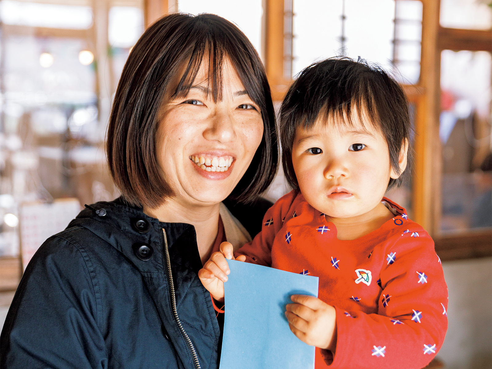 託児所を頻繁に利用する高橋麻里子さんと娘の千紗ちゃん。