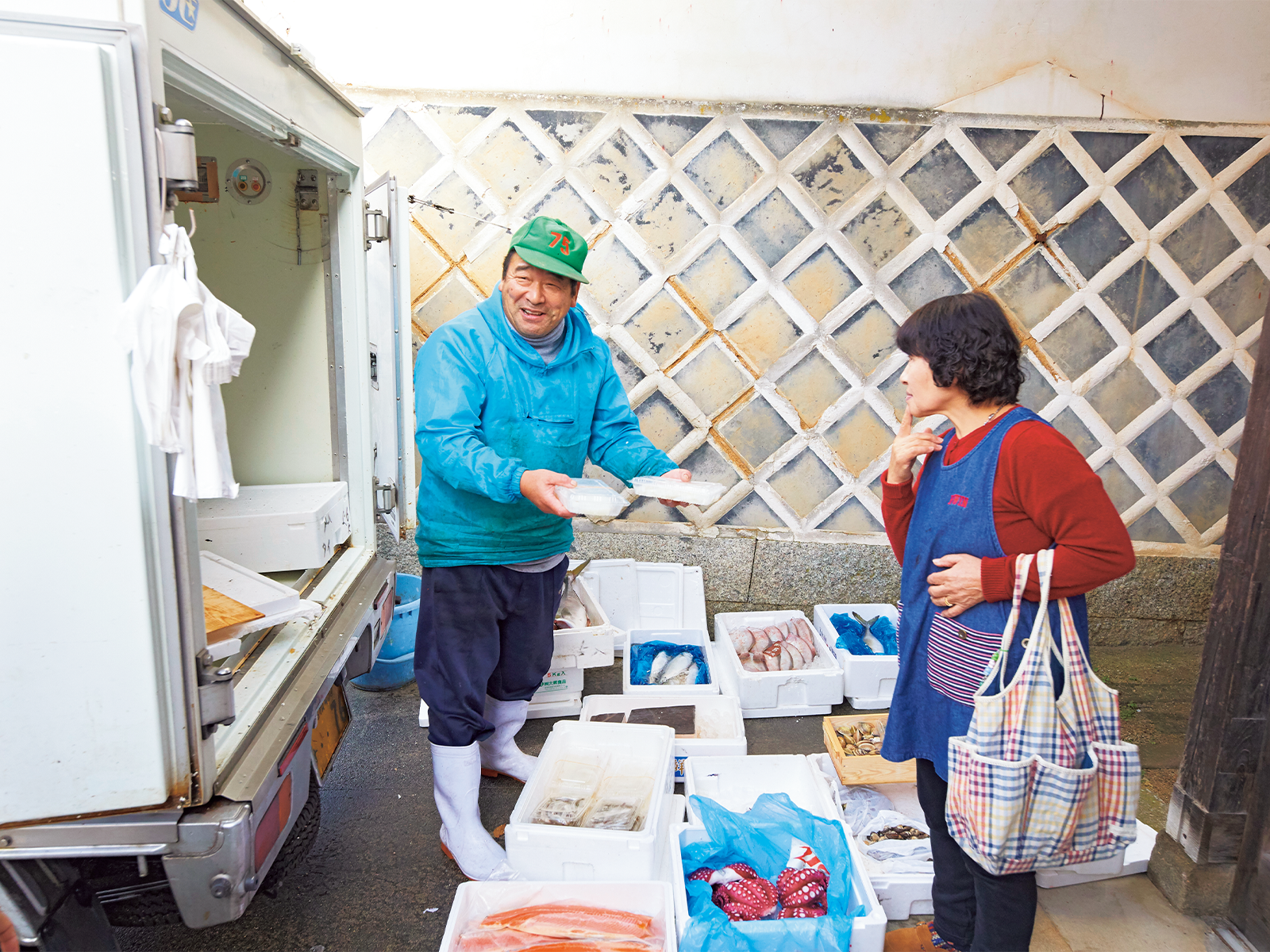 鮮魚が欲しいと住民からのリクエストで魚屋も出店。