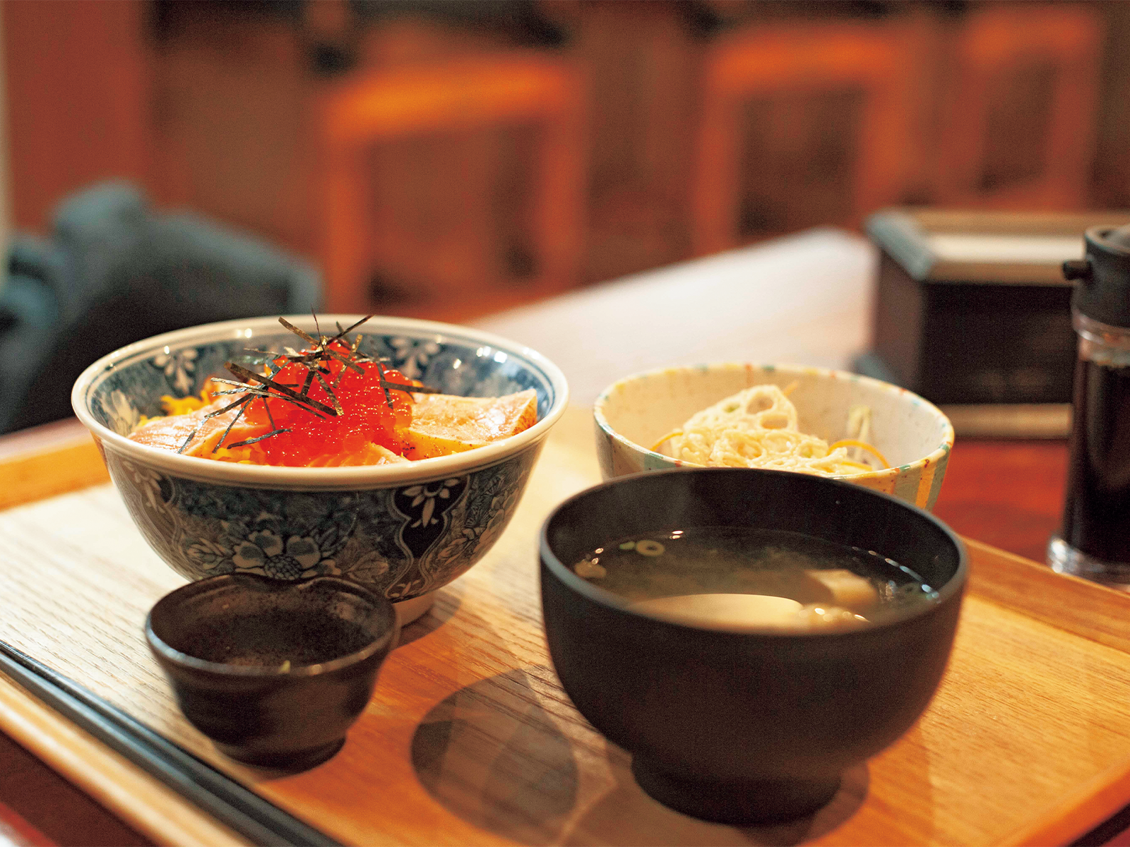 この日の「猫の気まぐれ丼」は、炙りサーモン丼。