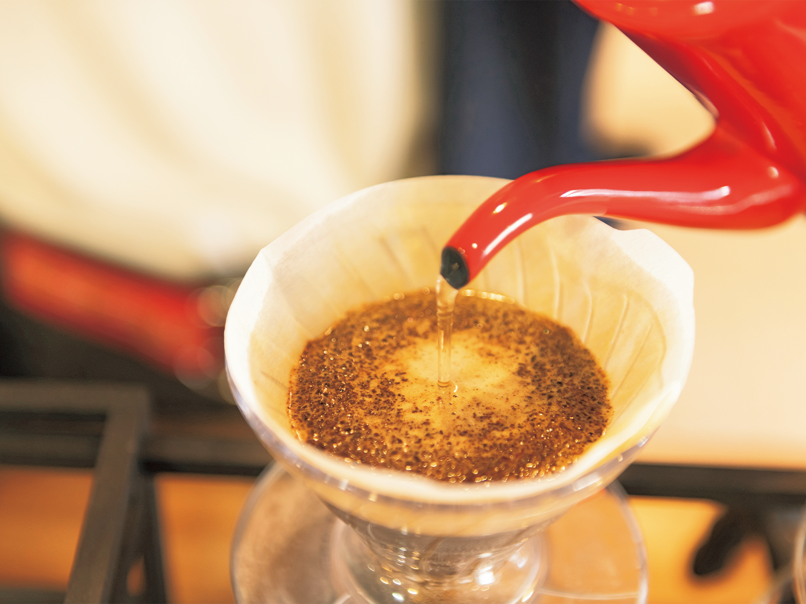 ていねいに1杯ずつハンドドリップで淹れるコーヒーが活動の柱だ。