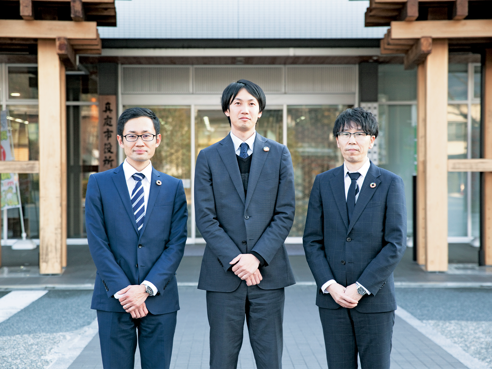 右から、真庭市総合政策課主幹の有富基高さん、林業・バイオマス産業課上級主事の田村奨太さん、総合政策課主査(取材当時)の河本直貴さん。