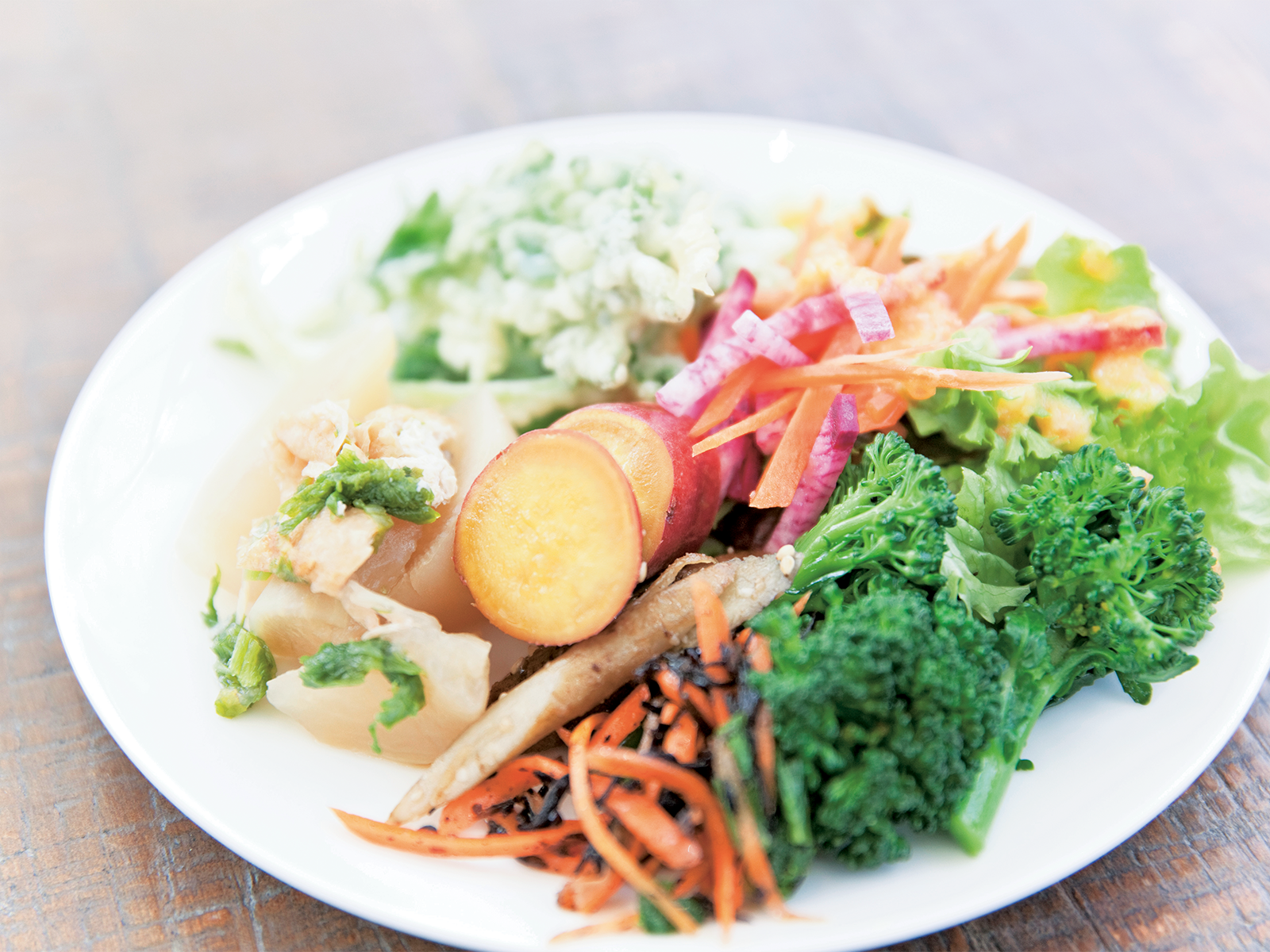 『真庭あぐりガーデン』にある『Natural Buffet うさ八』で盛り合わせた野菜。バイオ液肥で育てられた野菜が味わえる。