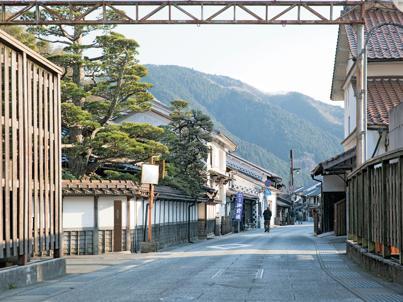 市内の勝山町並み保存地区。「のれんの町」として知られ、観光客がのんびりと散策する姿が見られる。